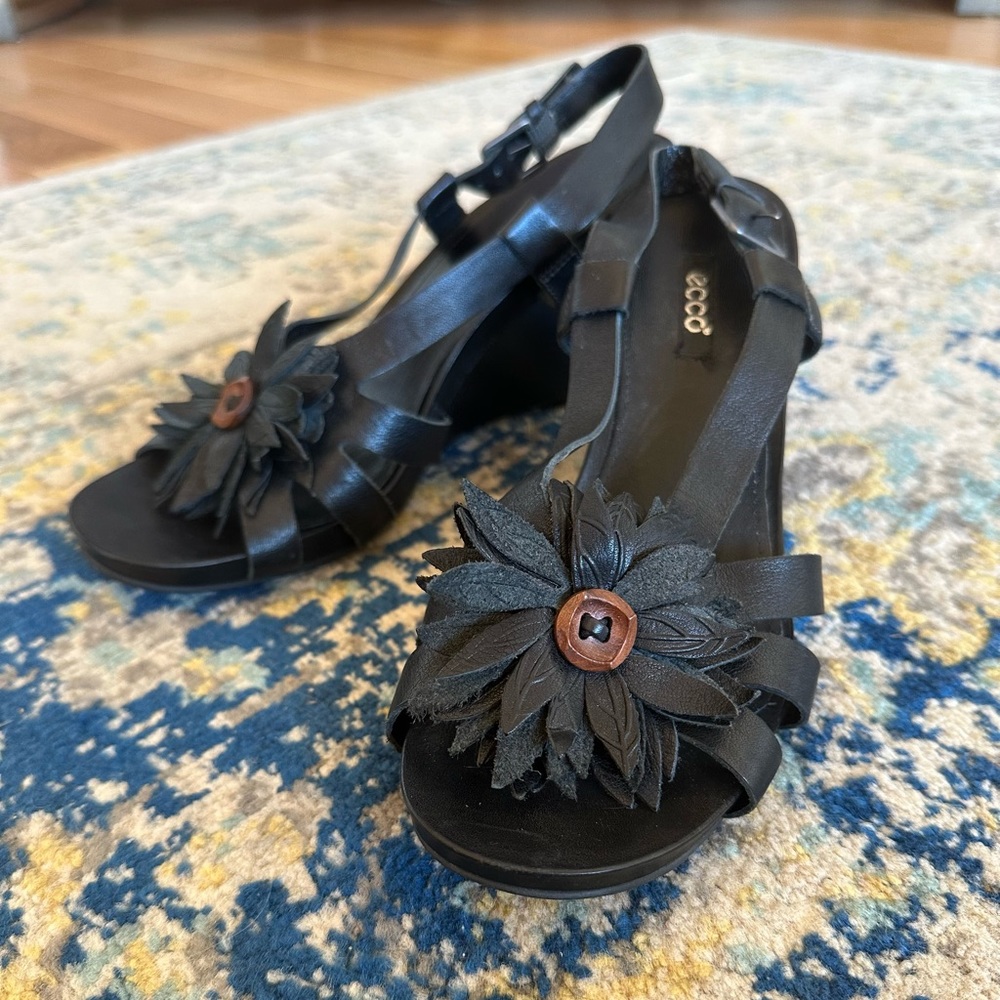ECCO Women's Kalac Flower Wedge 39/8